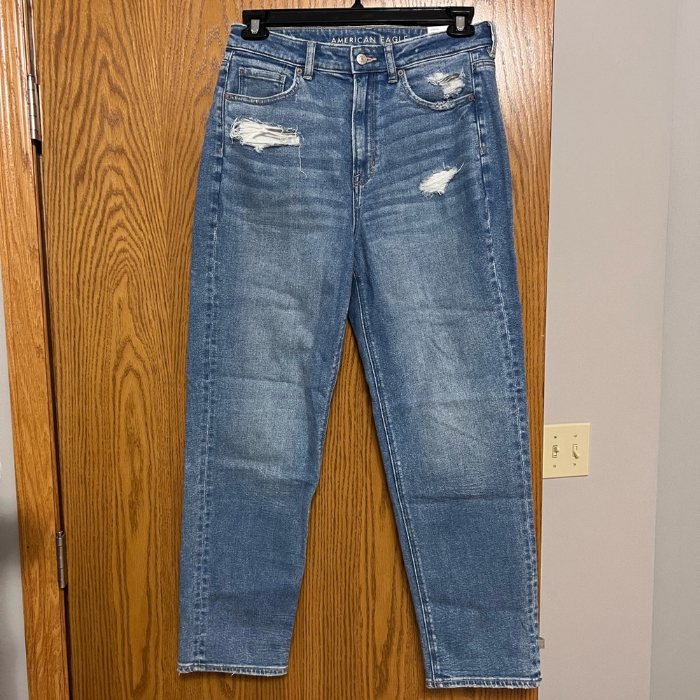 NWT- Womens American Eagle Mom Straight stretch Jean